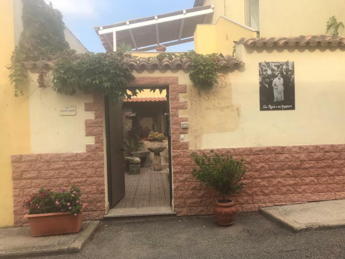 Oschiri Sa Rosa E Su Trapperi Bed & Breakfast エクステリア 写真